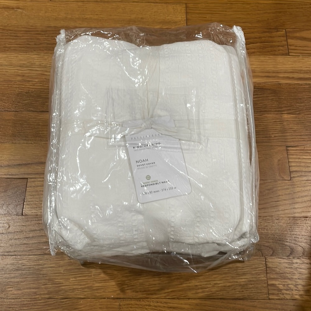 Brand new Pottery Barn Noah Duvet Cover Size King/Cal King